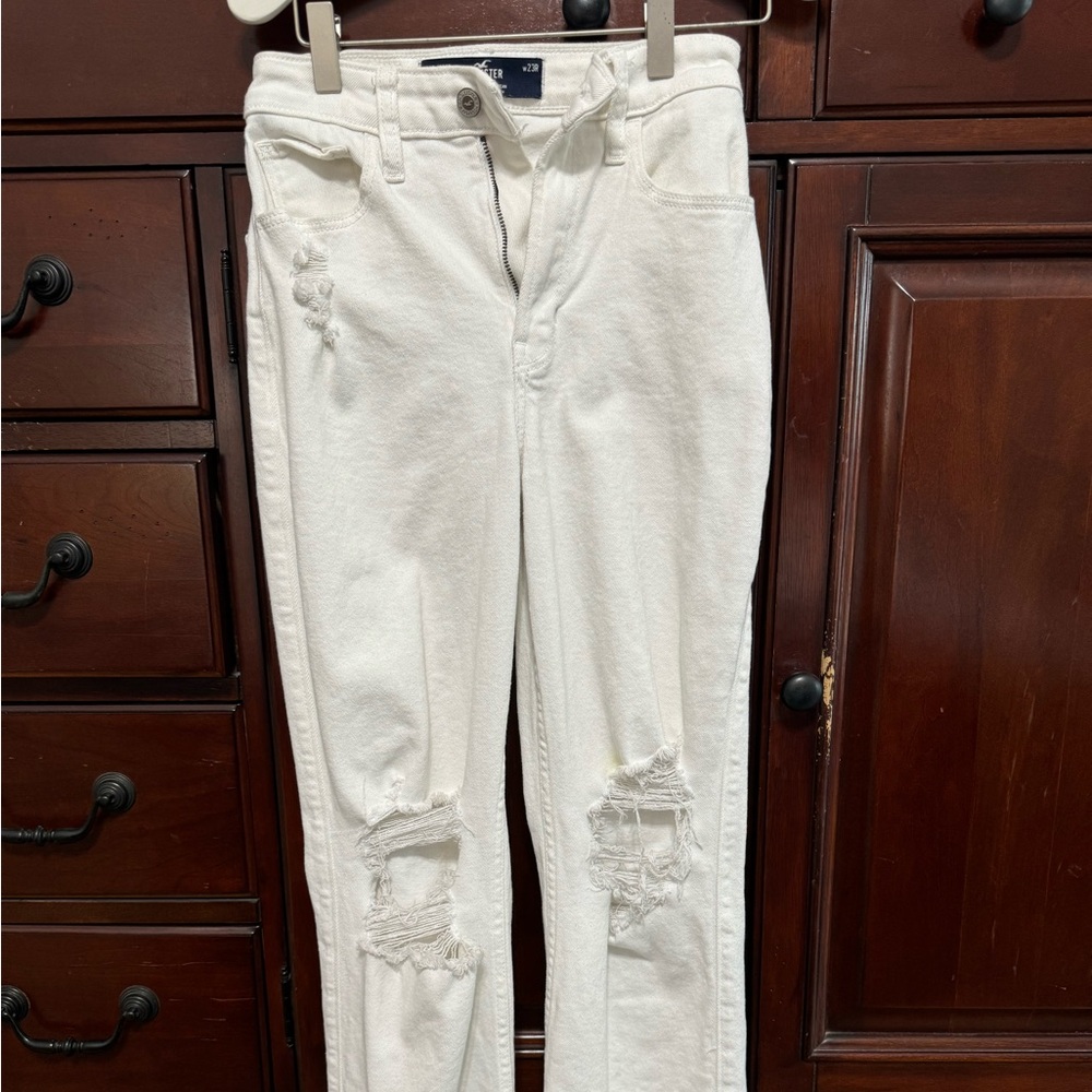 Hollister white jeans. Ultra High Rise Dad jeans. W23R